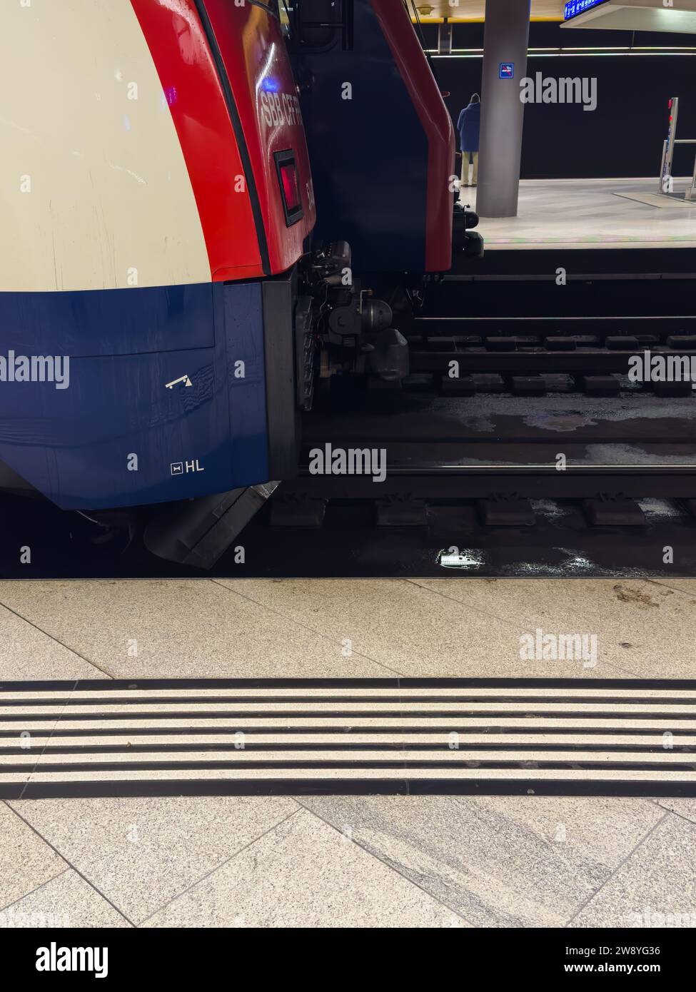 Zurigo, Svizzera - 1° dicembre 2023: Una striscia bianca sul pavimento di una piattaforma ferroviaria come aiuto di orientamento per i non vedenti Foto Stock