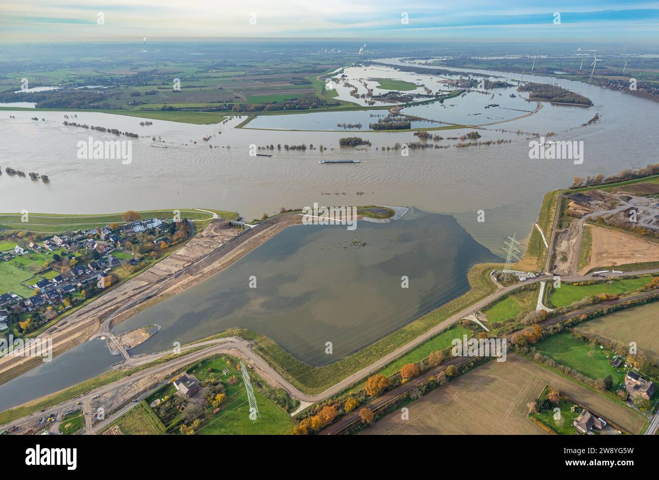 Veduta aerea della situazione delle inondazioni nel nuovo estuario di Emscher nel Reno, la marea alta del 23.11. È inferiore di circa 30 cm rispetto al martedì. Eppi Foto Stock