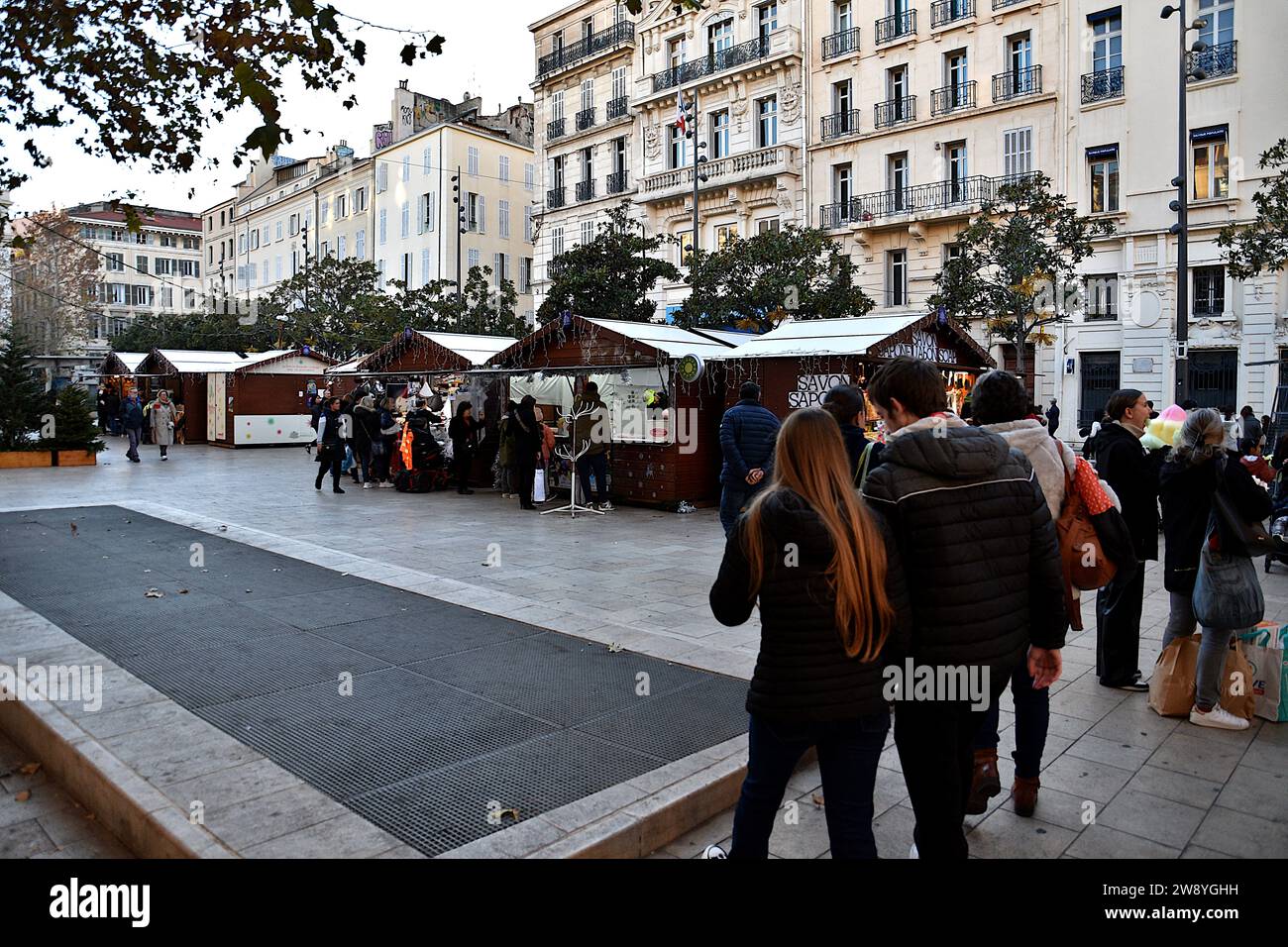 Marsiglia, Francia. 17 dicembre 2023. Le persone vagano per il mercatino di Natale. Al mercatino di Natale di Marsiglia, le bancarelle di artigiani e creatori presentano gioielli, decorazioni, ceramiche, giocattoli e prelibatezze fino a domenica 7 gennaio 2024. (Immagine di credito: © Gerard bottino/SOPA Images via ZUMA Press Wire) SOLO USO EDITORIALE! Non per USO commerciale! Foto Stock