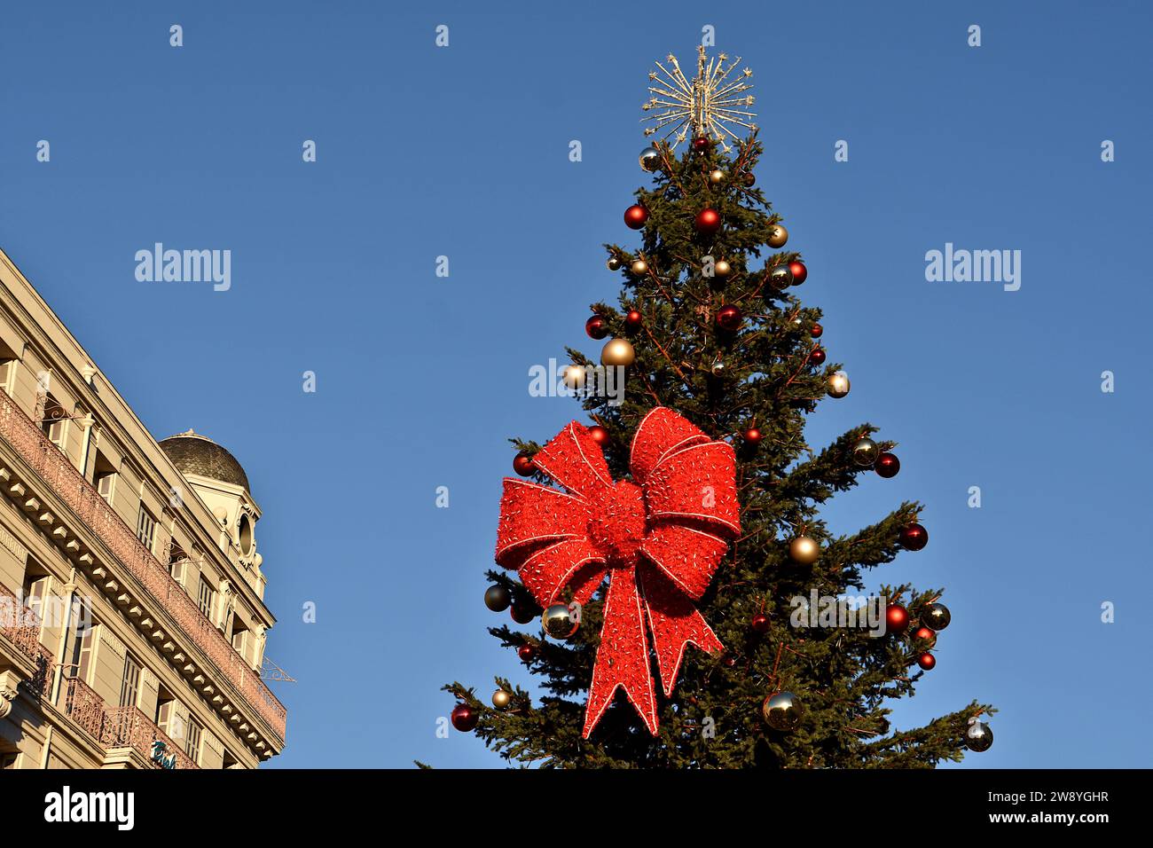 Marsiglia, Francia. 17 dicembre 2023. Un gigantesco albero di Natale è visibile in fondo alla CanebiÃ¨Re a monte del mercatino di Natale. Al mercatino di Natale di Marsiglia, le bancarelle di artigiani e creatori presentano gioielli, decorazioni, ceramiche, giocattoli e prelibatezze fino a domenica 7 gennaio 2024. (Immagine di credito: © Gerard bottino/SOPA Images via ZUMA Press Wire) SOLO USO EDITORIALE! Non per USO commerciale! Foto Stock