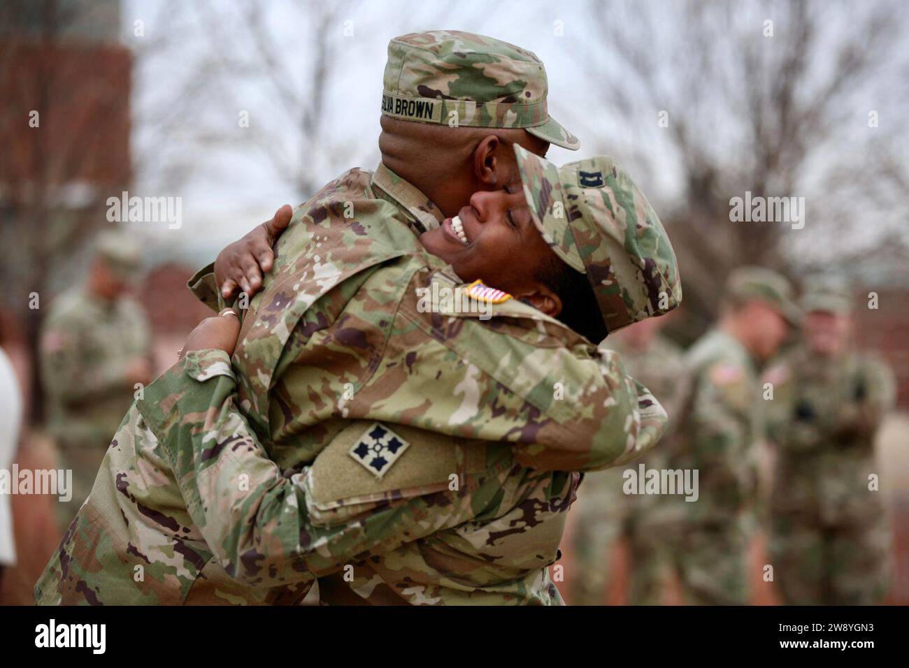 Colorado Springs, Colorado, Stati Uniti. 1 dicembre 2023. Il sergente Cameron J. da Silva Brown a 56M, Religious Affairs Specialist, di Miami, Florida assegnato a Headquarters and Headquarters Company, 588th Brigade Engineer Battalion, 3rd Armored Brigade Combat Team, 4th Infantry Division saluta gli ospiti durante la sua cerimonia di promozione 1 dicembre 2023 a Fort Carson, Colorado. (Immagine di credito: © U.S. Army/ZUMA Press Wire) SOLO USO EDITORIALE! Non per USO commerciale! Foto Stock