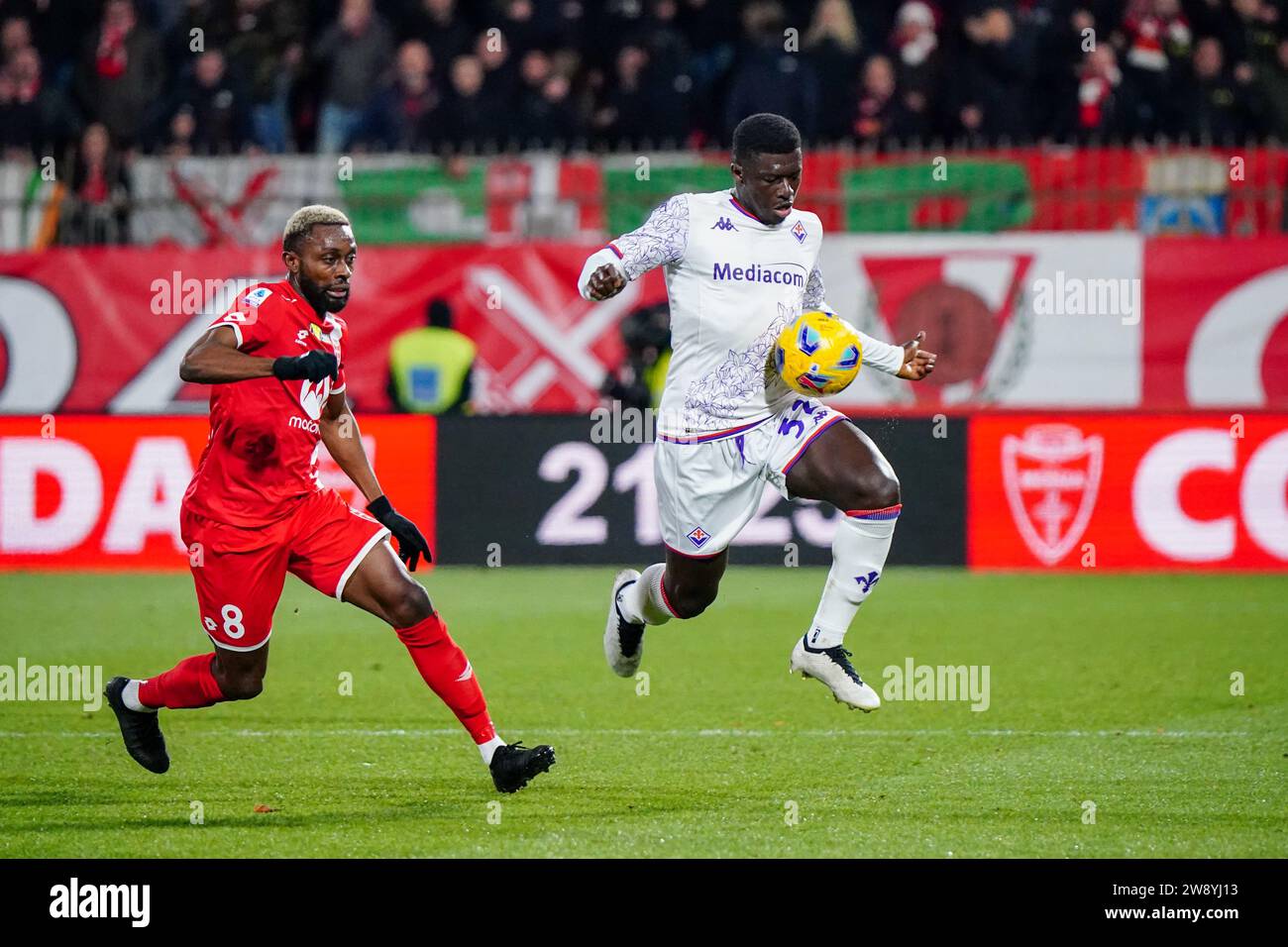 Monza, Italie. 22 dicembre 2023. Alfred Duncan (ACF Fiorentina) durante il campionato italiano di serie A partita di calcio tra AC Monza e ACF Fiorentina il 22 dicembre 2023 allo stadio U-Power di Monza, Italia - foto Morgese-Rossini/DPPI Credit: DPPI Media/Alamy Live News Foto Stock