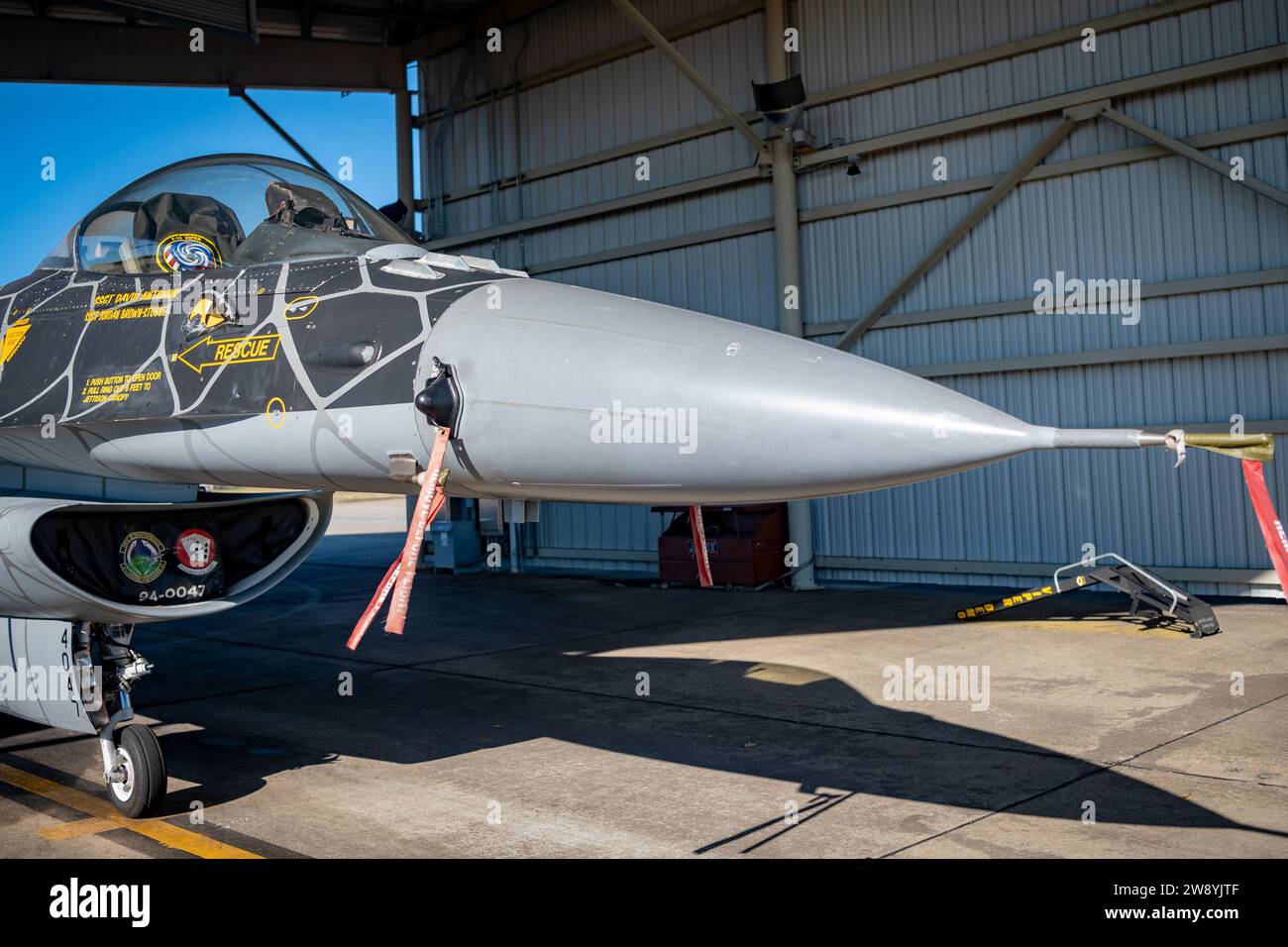 Un F-16C Fighting Falcon dell'aeronautica statunitense noto come "Venom", assegnato all'F-16 Viper Demonstration Team, viene sottoposto a manutenzione per il suo ultimo volo presso Shaw Air Force base, S.C., 11 dicembre 2023. Il primo F-16 operativo, il modello A, fu utilizzato nel 1979 nel 388th Tactical Wing a Hill AFB. Da allora, la forza è migliorata e adattata ai modelli aggiornati F-16C e D ampiamente utilizzati oggi. (Foto U.S. Air Force di Airman 1st Class Kyrii Richardson) Foto Stock