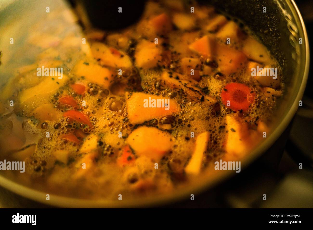 Preparare la zuppa di zucca in una pentola. Foto Stock