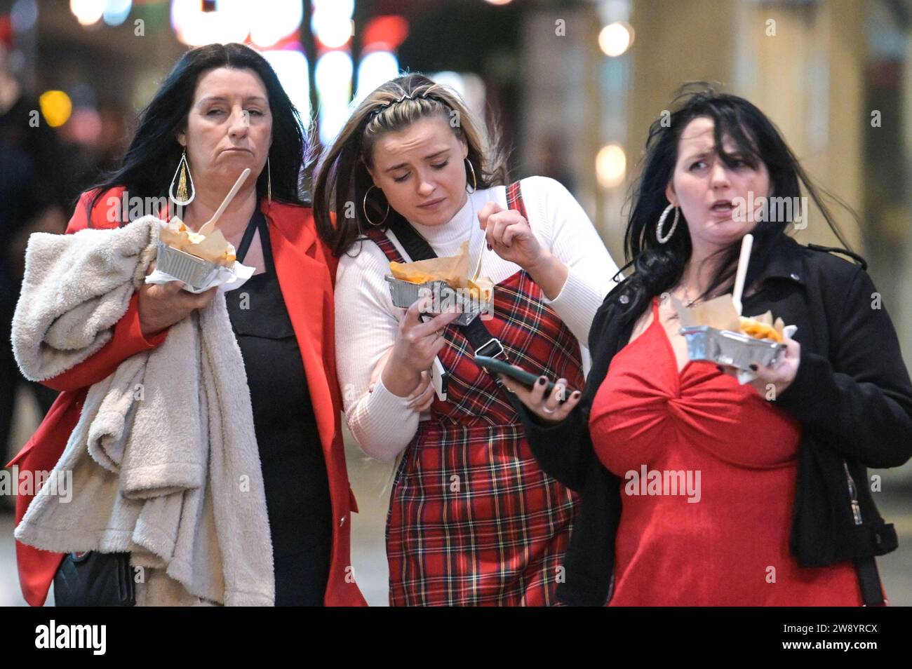 Birmingham 23 dicembre 2023 - i rivenditori sono andati a Birmingham il Mad Friday, che prende anche il nome di Black Eye Friday. I gruppi di lavoro erano in pieno svolgimento quando le imprese chiudevano per le vacanze di Natale di venerdì 22 dicembre. Molti sono stati visti passeggiare lungo la famigerata striscia dei nightclub di Broad Street con abiti colorati. Un gruppo di 3 ragazzi indossava abiti natalizi, uno dei quali era un motivo Christmas Cat. Due uomini sono stati anche avvistati in una fermata del tram con un soffio con uno che teneva l'altro in un blocco. La polizia ha inondato l'area pattugliando furgoni pronti a qualsiasi disturbo. Un conducente è stato visto illegale Foto Stock