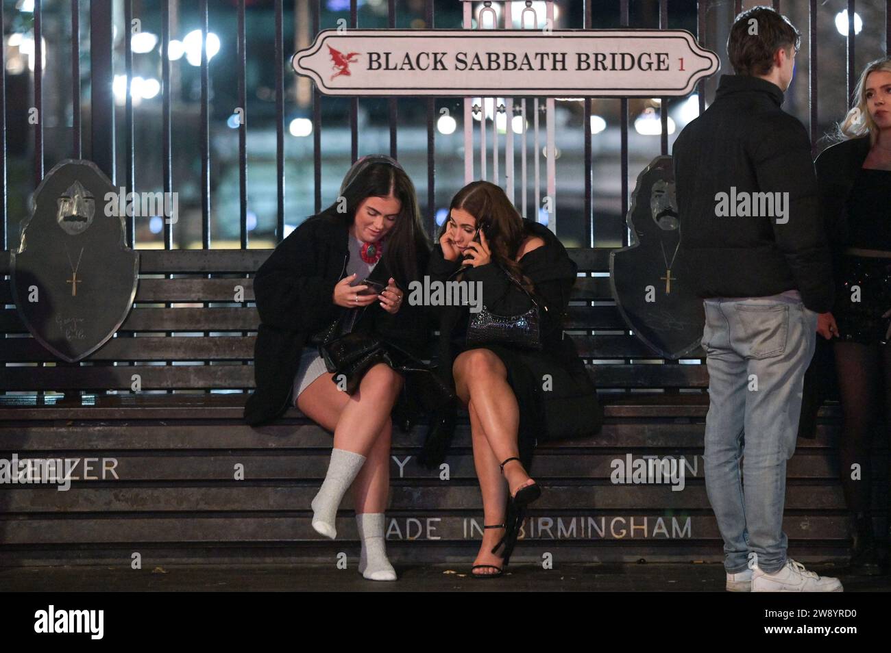 Birmingham 23 dicembre 2023 - i rivenditori sono andati a Birmingham il Mad Friday, che prende anche il nome di Black Eye Friday. I gruppi di lavoro erano in pieno svolgimento quando le imprese chiudevano per le vacanze di Natale di venerdì 22 dicembre. Molti sono stati visti passeggiare lungo la famigerata striscia dei nightclub di Broad Street con abiti colorati. Un gruppo di 3 ragazzi indossava abiti natalizi, uno dei quali era un motivo Christmas Cat. Due uomini sono stati anche avvistati in una fermata del tram con un soffio con uno che teneva l'altro in un blocco. La polizia ha inondato l'area pattugliando furgoni pronti a qualsiasi disturbo. Un conducente è stato visto illegale Foto Stock