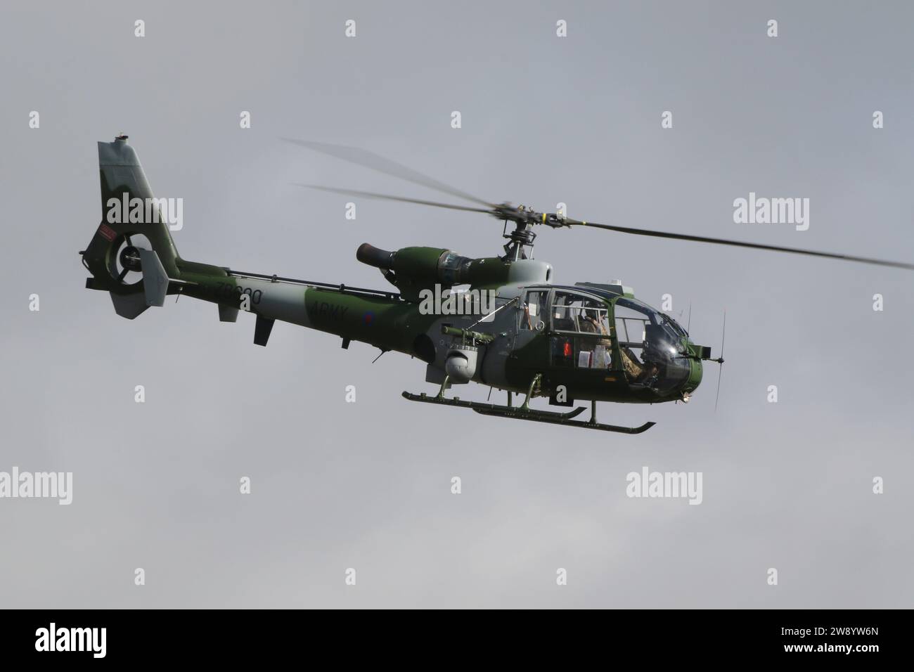 ZB690, un elicottero Westland Gazelle AH1 gestito dall'Army Air Corps (AAC) del Regno Unito, in partenza dalla RAF Fairford nel Gloucestershire, Inghilterra dopo aver partecipato al Royal International Air Tattoo 2023 (RIAT 2023). Foto Stock