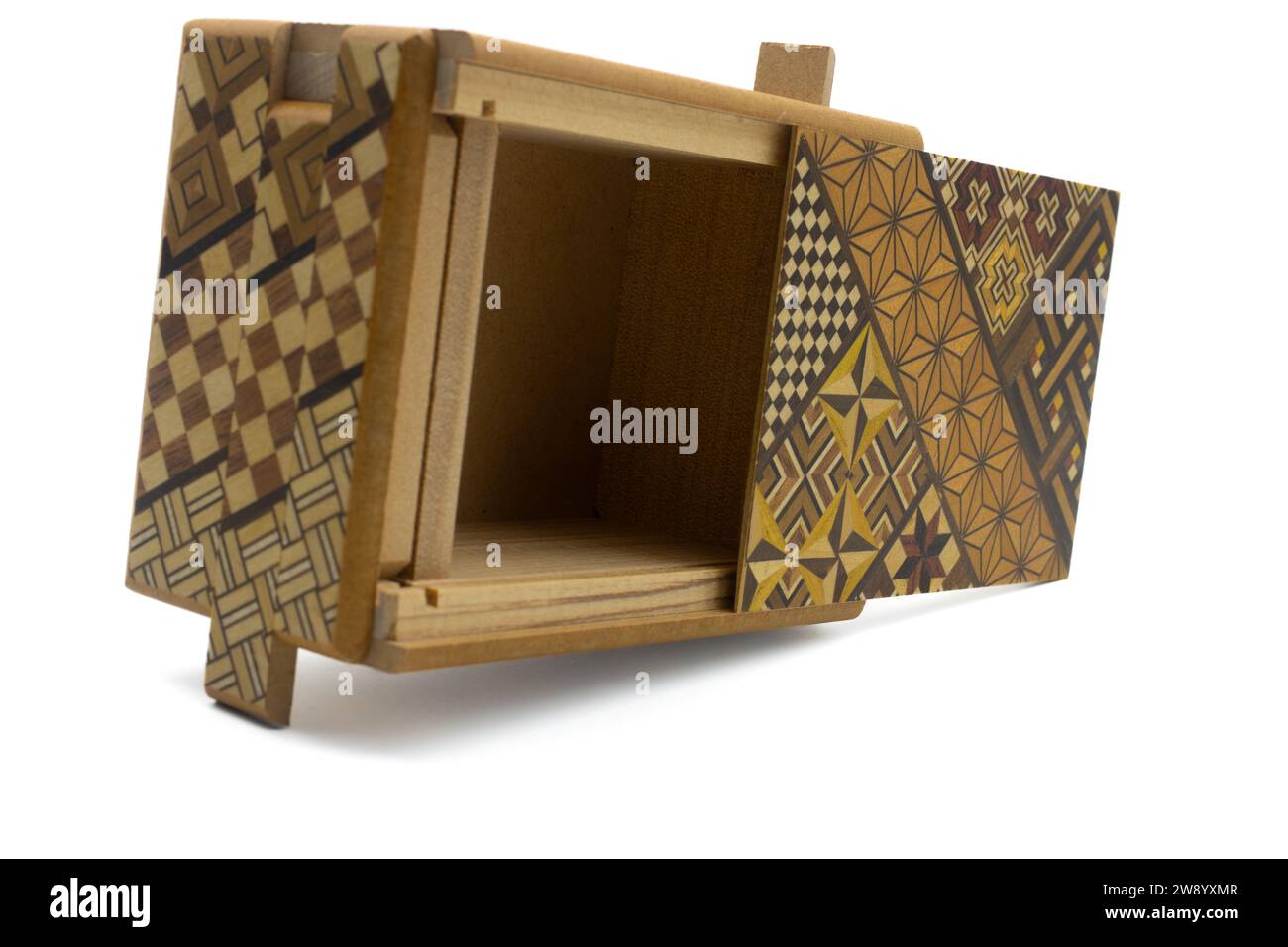 Puzzle scatola giapponese. Legno segreto scatola giapponese. Richiede 11 movimenti nell'ordine corretto per essere aperto Foto Stock