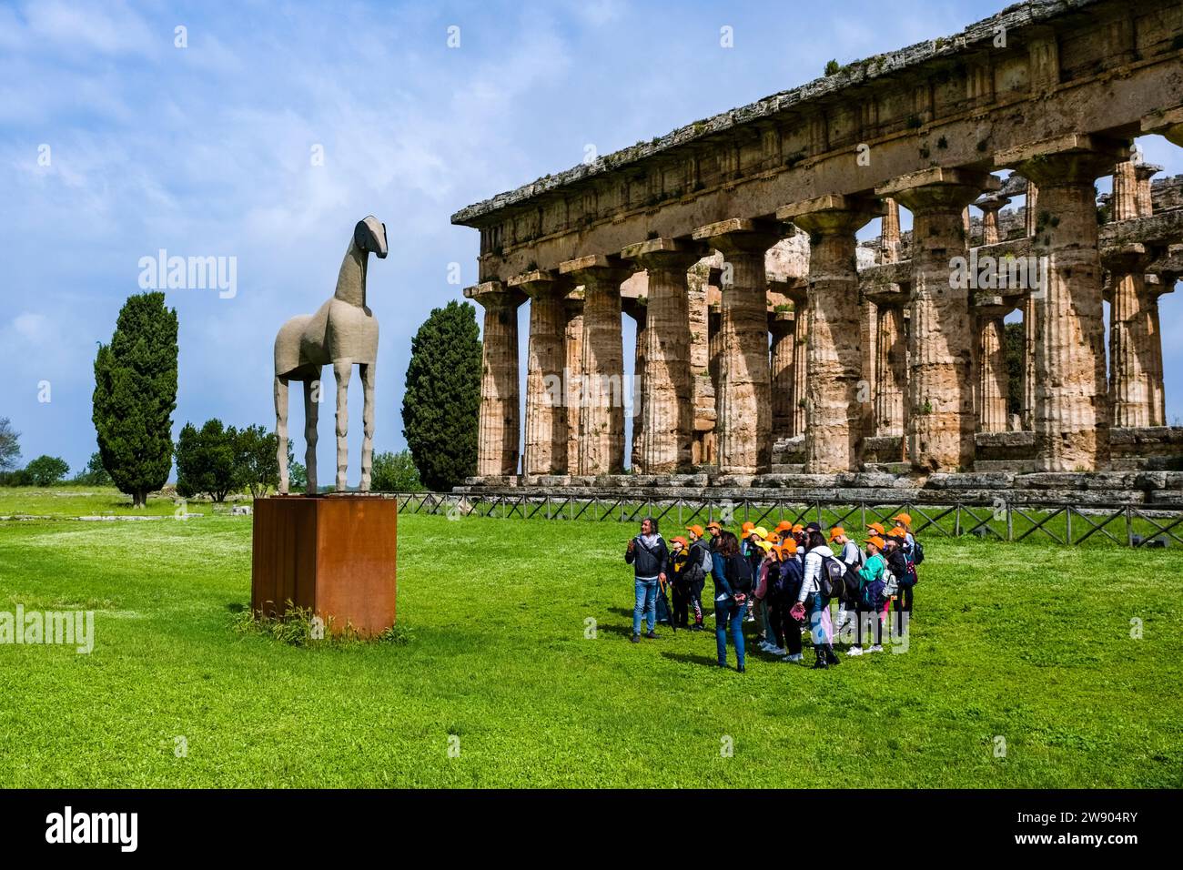Una classe scolastica guarda al Cavallo di sabbia, una statua a cavallo appartenente alle rovine di Paestum, un'importante antica città greca sulla costa della T Foto Stock