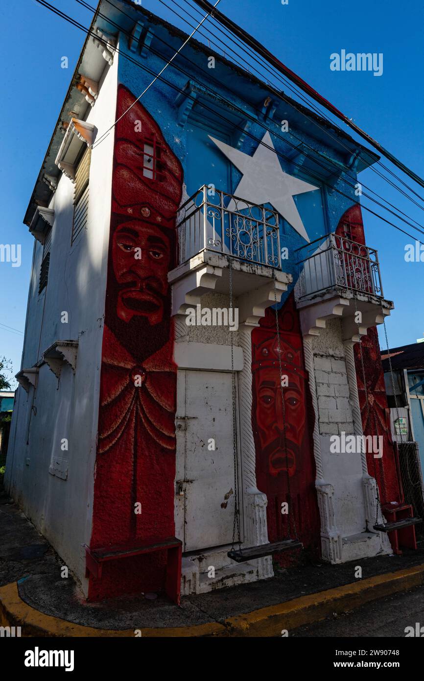 Aguadilla, dove la comunità è una grande famiglia, troverai un piccolo quartiere di murales e arte pubblica, il più piccolo dei quali è Bandera de lo Foto Stock