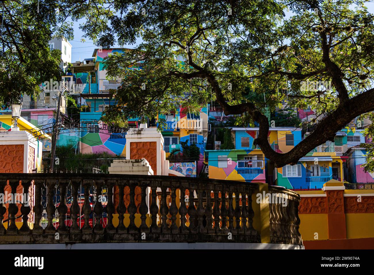 Casas de Colores, Aguadilla - questo quartiere è stato gravemente colpito dall'ultimo grande uragano, ma poi ha ottenuto un bel lavoro di pittura dall'arte locale Foto Stock