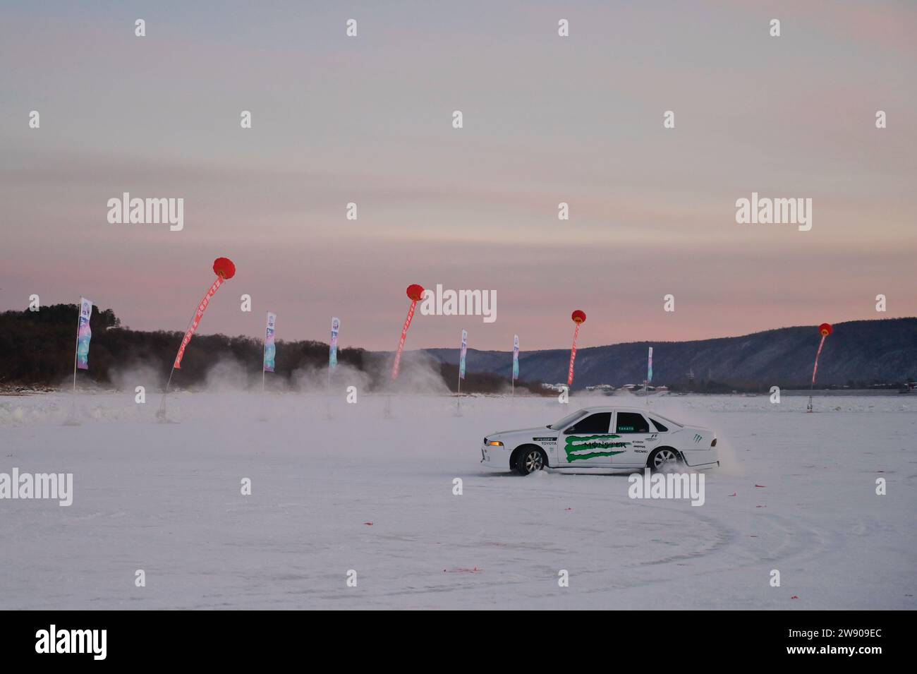 Mohe, provincia cinese di Heilongjiang. 22 dicembre 2023. Un veicolo è sottoposto a un test di resistenza al freddo nel villaggio Beiji di Mohe, provincia di Heilongjiang, nella Cina nordorientale, 22 dicembre 2023. Noto come il "Polo Nord" della Cina, Mohe ha sviluppato una varietà di programmi turistici invernali negli ultimi anni, attirando i turisti a sperimentare un "viaggio estremamente freddo". Crediti: Jin di/Xinhua/Alamy Live News Foto Stock