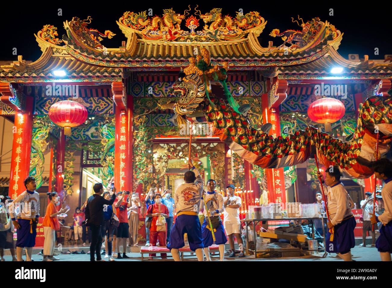 Bangkok, Thailandia - 22 gennaio 2023: Persone non identificate che celebrano il capodanno cinese di fronte al santuario Kuan Yim a Banhkok, Thailandia. Foto Stock