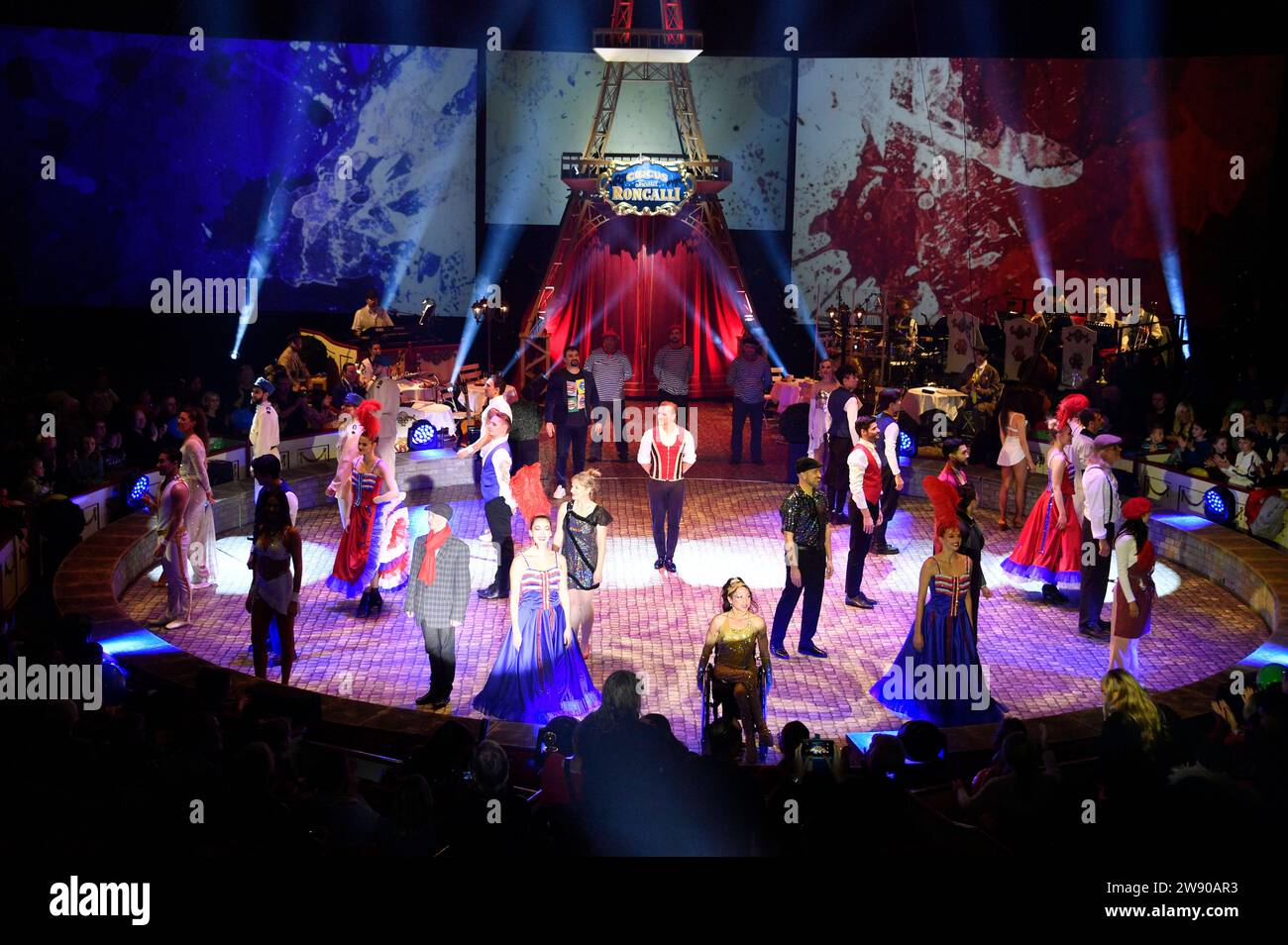 Premiere des 19. Roncalli Weihnachtscircus im Tempodrom originale. Berlino, 22.12.2023 *** Premiere del 19 originale Roncalli Weihnachtscircus al Tempodrom Berlin, 22 12 2023 foto:Xn.xKubelkax/xFuturexImagex roncalli_3220 Foto Stock