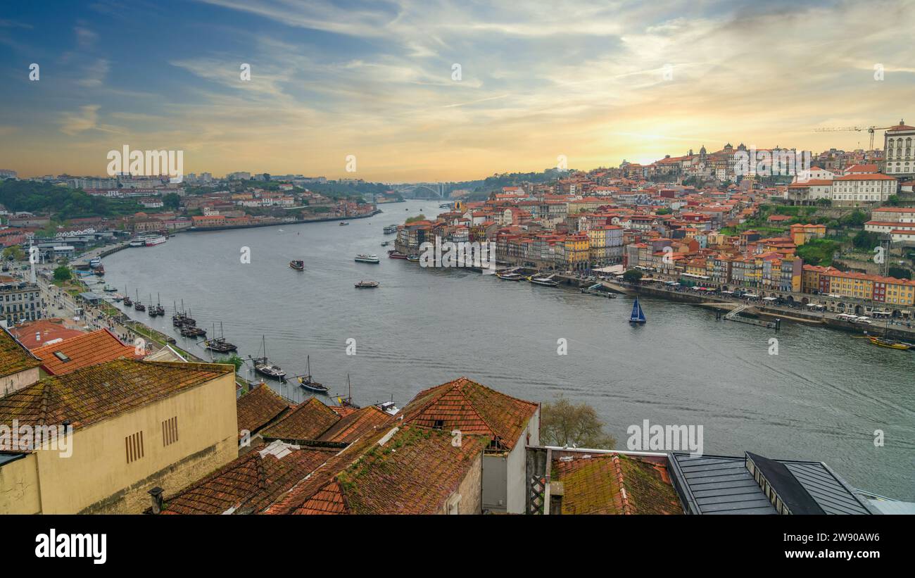 Porto, Portogallo - 4 novembre 2019: Porto, una città del Portogallo, abbraccia il fiume Douro con edifici colorati che si infrangono lungo le sue rive. Foto Stock