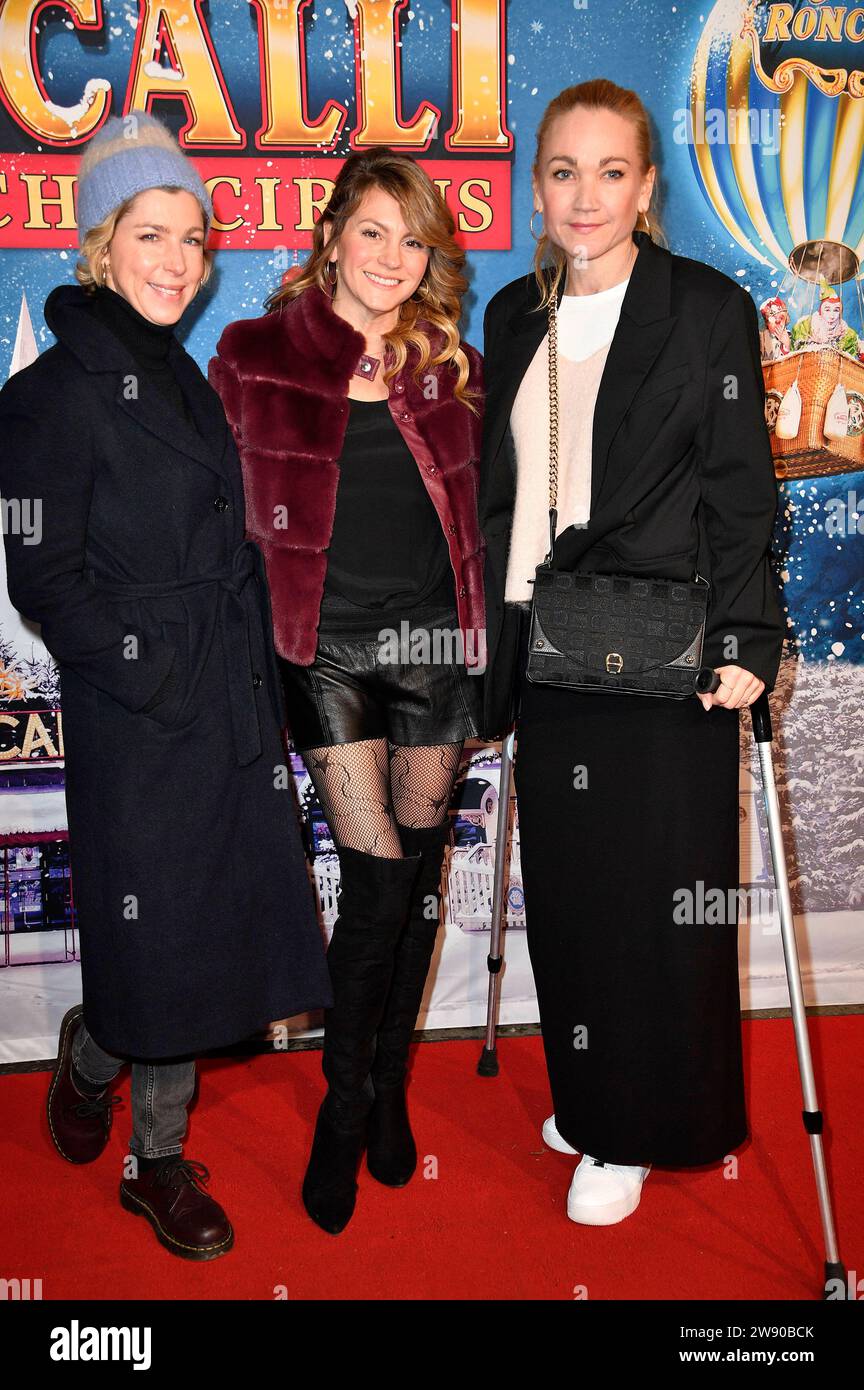 Brigitte Zeh, Luise Bähr e Lisa Maria Potthoff bei der Premiere des 19. Roncalli Weihnachtscircus im Tempodrom originale. Berlin, 22.12.2023 *** Brigitte Zeh, Luise Bähr e Lisa Maria Potthoff alla prima del 19 Roncalli WeihnachtsCircus originale al Tempodrom Berlin, 22 12 2023 foto:Xn.xKubelkax/xFuturexImagex roncalli_3332 Foto Stock