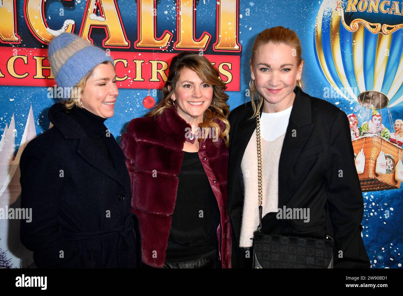 Brigitte Zeh, Luise Bähr e Lisa Maria Potthoff bei der Premiere des 19. Roncalli Weihnachtscircus im Tempodrom originale. Berlin, 22.12.2023 *** Brigitte Zeh, Luise Bähr e Lisa Maria Potthoff alla prima del 19 Roncalli WeihnachtsCircus originale al Tempodrom Berlin, 22 12 2023 foto:Xn.xKubelkax/xFuturexImagex roncalli_3333 Foto Stock