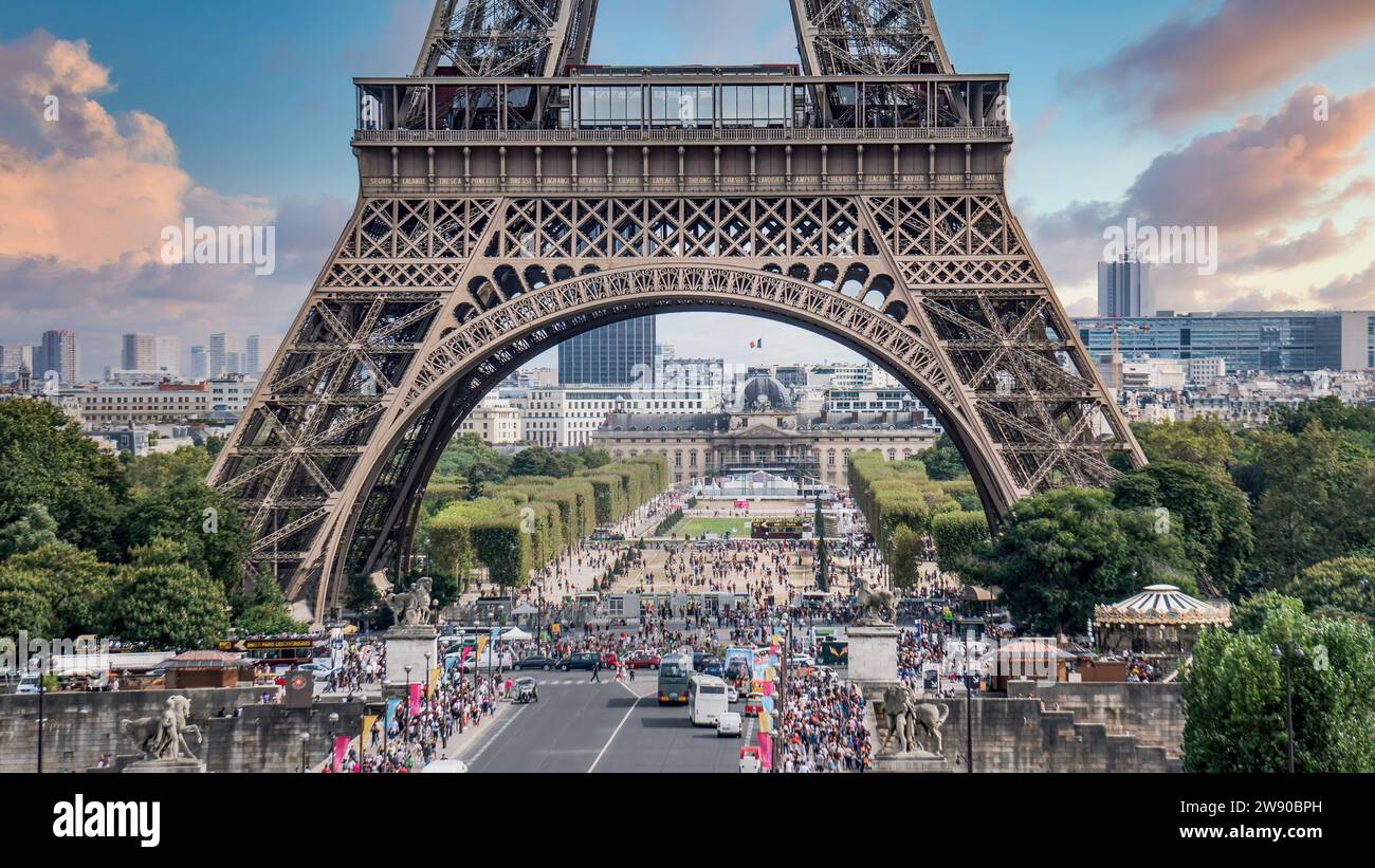 Parigi, Francia - 12 settembre 2016: Primo piano della Torre Eiffel con turisti e persone che visitano Parigi con un cielo blu nuvoloso Foto Stock