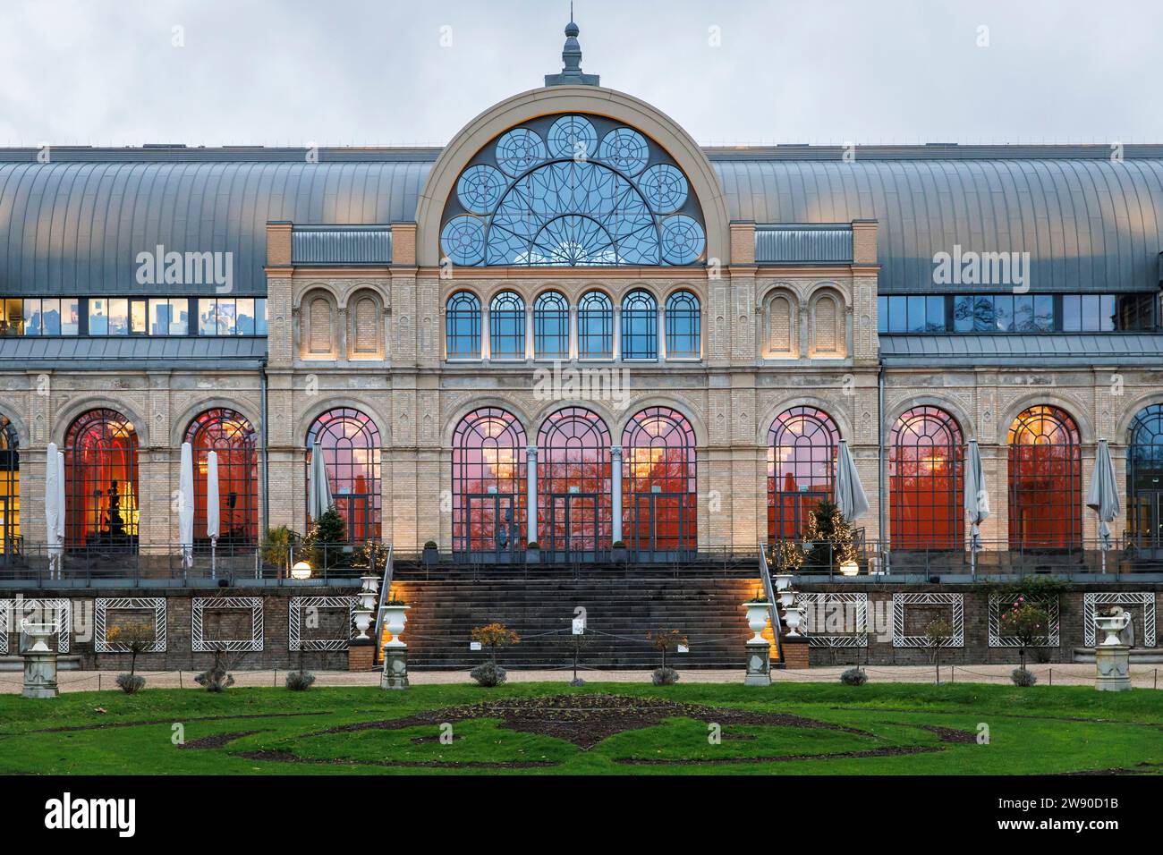 L'edificio principale della Flora (Palais im Park) nel Giardino Botanico di Colonia, Germania. Das Haupthaus der Flora (Palais im Park) im Botanischer Gar Foto Stock