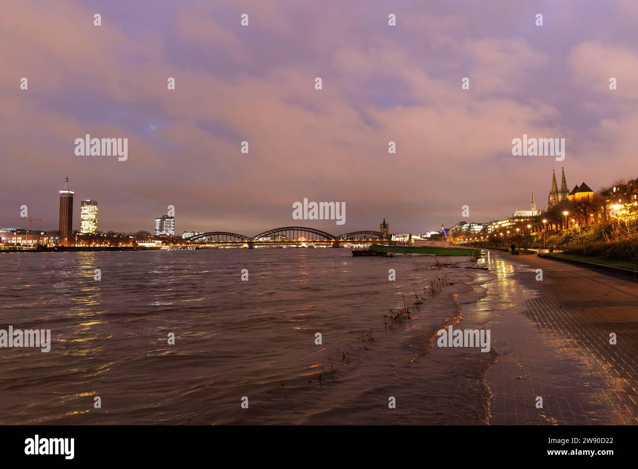 Colonia, Germania, 20 dicembre. 2023, inondazione del fiume Reno, lasciò la vecchia torre della fiera e la Lanxess Tower nel distretto di Deutz, Hohenzoll Foto Stock