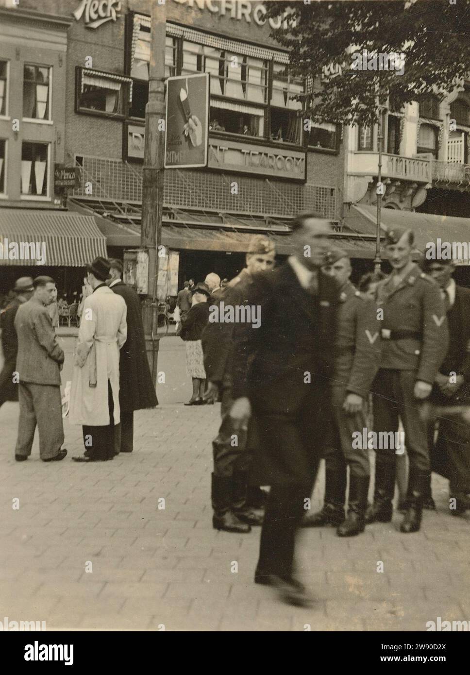 Soldati della Wehrmacht su Rembrandtplein, 1941 foto i soldati della Wehrmacht sono su Rembrandtplein, intorno a loro cittadini. La sala da pranzo di Heck può essere vista sullo sfondo. Sul retro: Amsterdam IM ottobre 1941. Supporto fotografico Amsterdam stampa gelatina argento occupazione  guerra. Occupante e civili Amsterdam. Rembrandtplein Foto Stock