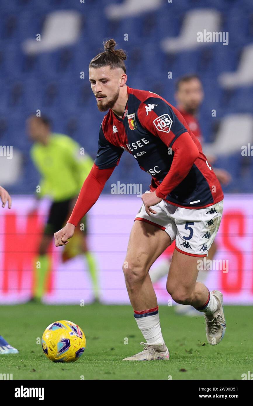 Radu Dragusin (Genova) durante la partita italiana di serie A tra Sassuolo 1-2 Genova allo Stadio Mapei il 22 dicembre 2023 a Reggio Emilia. Credito: Maurizio Borsari/AFLO/Alamy Live News Foto Stock