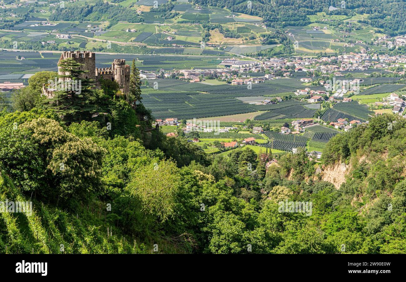 Castello di Fontana in alto Adige il castello fu costruito nel 1250 da Wilhelm Tarant e prese il nome dalle fontane circostanti, nord Italia, Europa Foto Stock