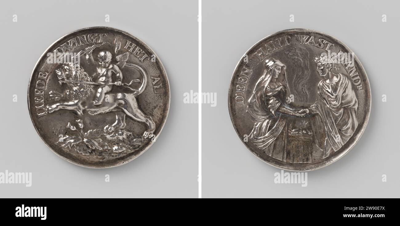 Il matrimonio, Pieter van Abeele, 1658 - 1659 Medaglia d'argento. Parte anteriore: Amor con prua in mano, guida su leone; in primo piano Distelplant all'interno della copertura. Rovescio: Uomo e donna in abiti romani si danno l'un l'altro mano sopra l'altare bruciato all'interno della copertura di Amsterdam fusione/incisione in argento (metallo) matrimonio, coppia sposata, "matrimonium" Foto Stock