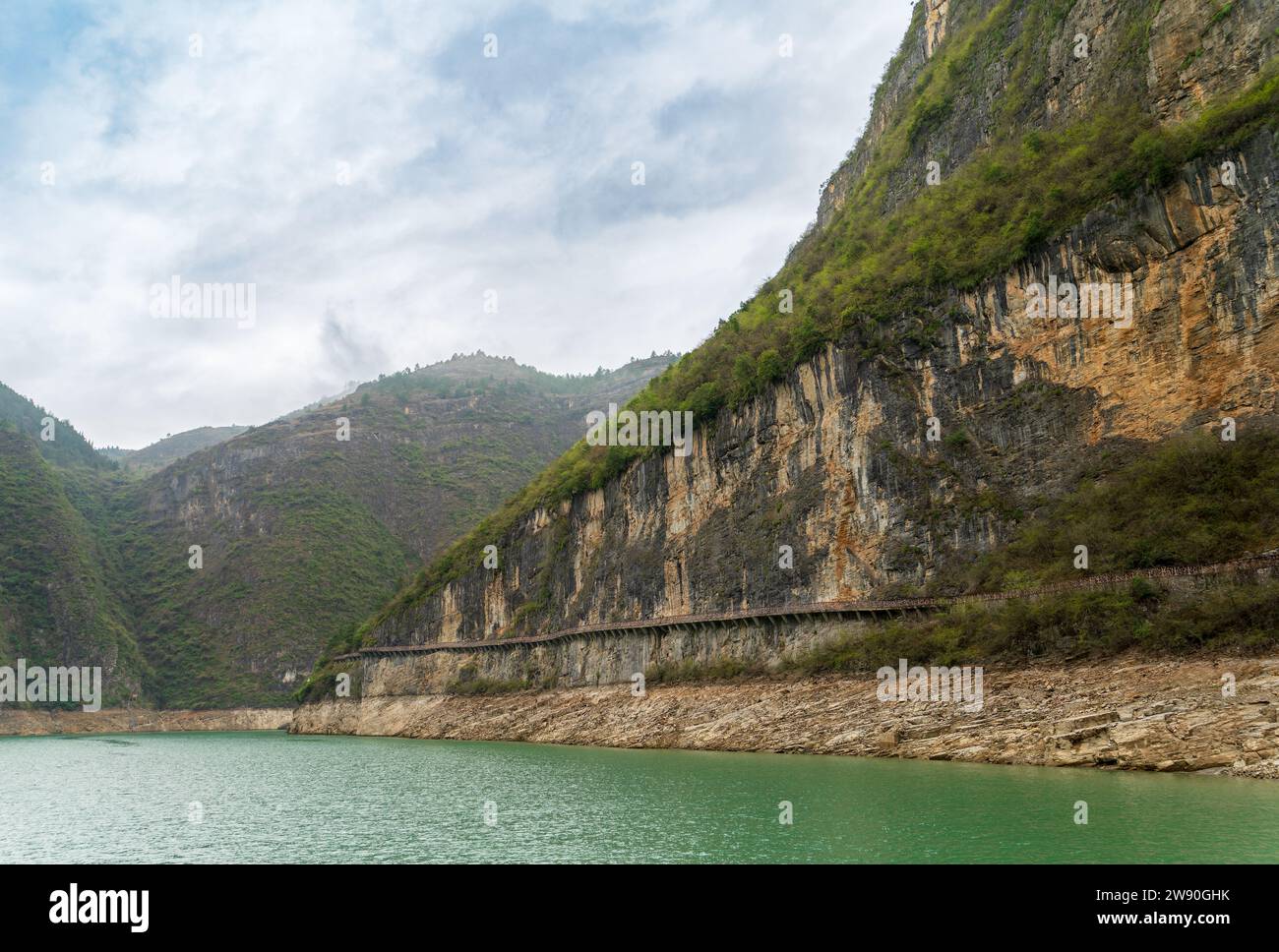 Le tre Gole del fiume Yangtze sono tranquille e affascinanti, con cime maestose, acque limpide e nuvole coperte. Sentiero sulla parete di montagna. Foto Stock