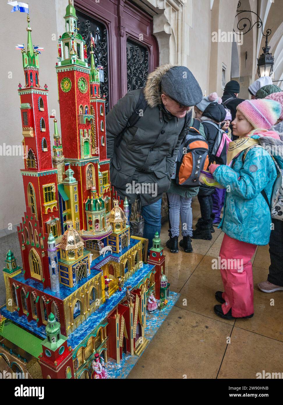 Szopka (presepe natalizio) in mostra all'apertura del concorso annuale a dicembre, artista e bambino, evento incluso nella lista dei patrimoni culturali dell'UNESCO, nei portici di Sukiennice (sala dei tessuti), Piazza del mercato principale, Kraków, Polonia Foto Stock