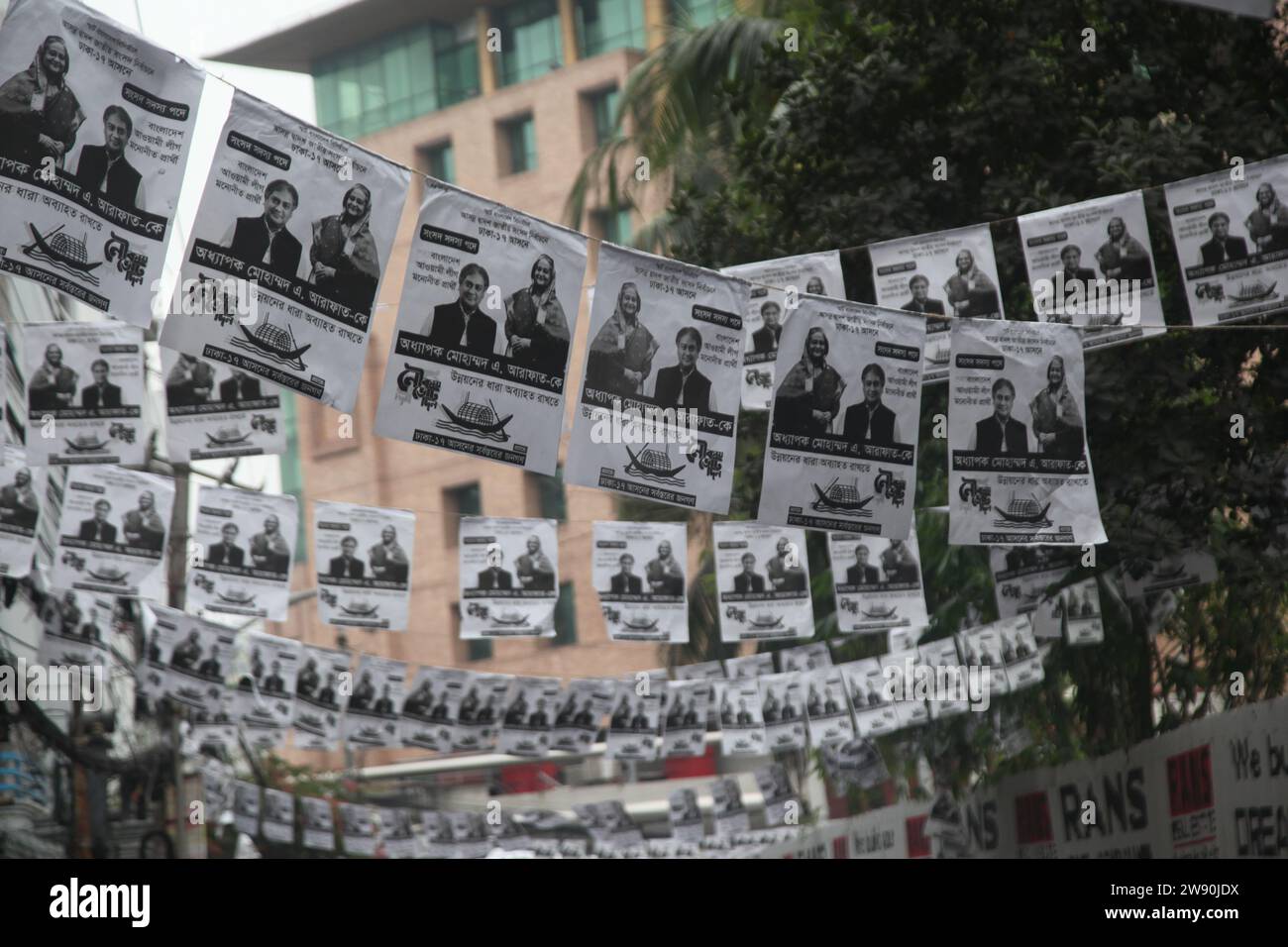 Dhaka Bangladesh 23 dicembre 2023, è iniziata la campagna elettorale per le 12 elezioni parlamentari. Le strade sono coperte da poster di candid Foto Stock