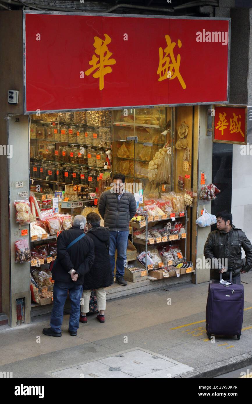 Gli acquirenti si trovano davanti al negozio di 'Seafood Street' - Des Voeux Road, Sai Ying Pun, Western District, Hong Kong SAR, Cina Foto Stock