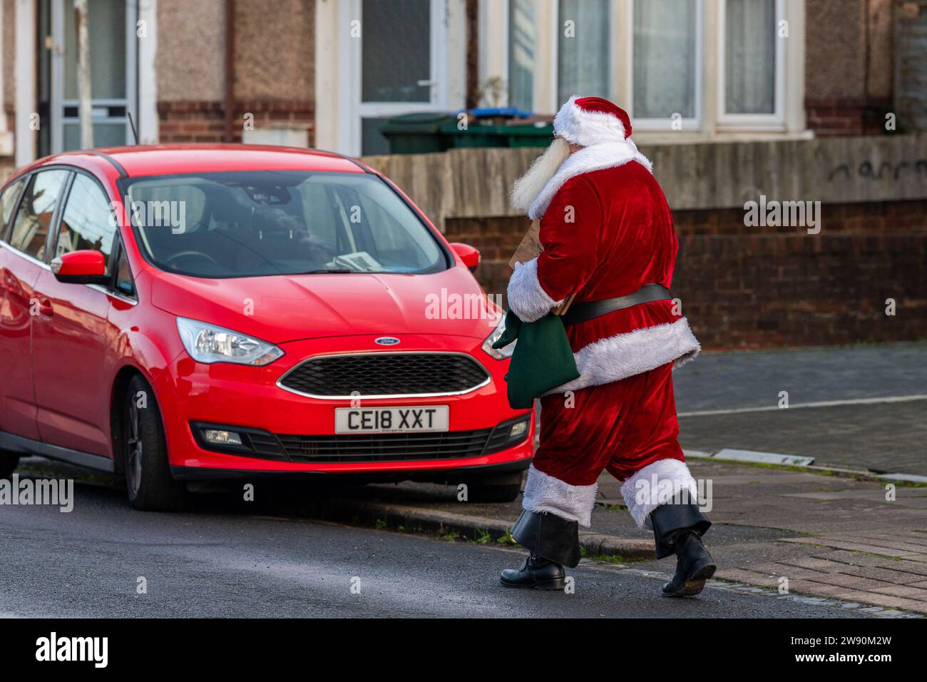 Radford, Coventry, Regno Unito. 23 dicembre 2023. Babbo Natale è stato visto in visita ai bambini in una tenuta residenziale a Radford questa mattina in quella che è stata una visita improvvisata. Babbo Natale ha ballato lungo la strada dopo aver visitato i bambini. Credito: AG News/Alamy Live News Foto Stock