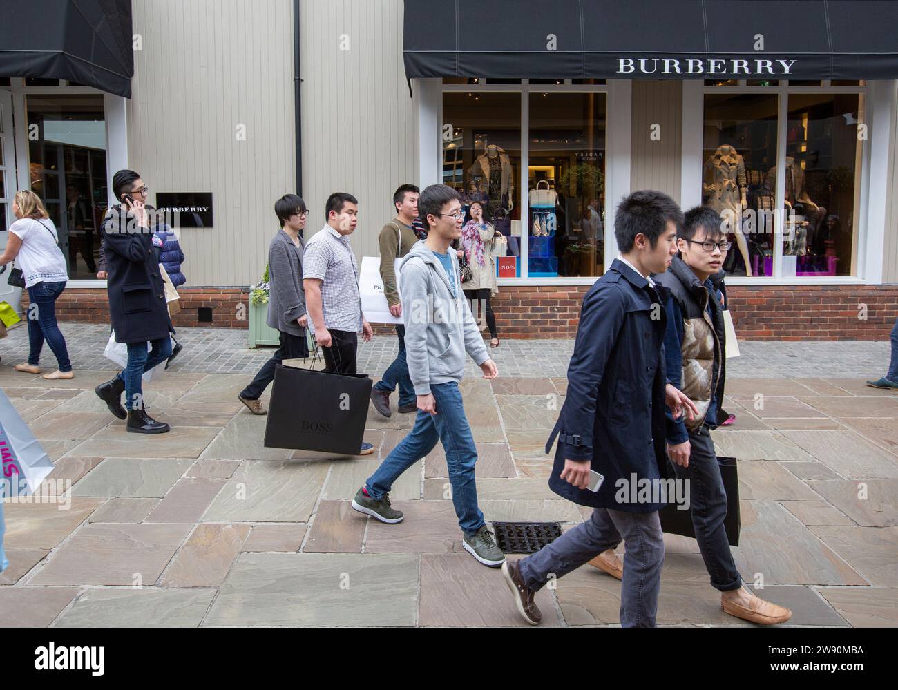 Visitatori cinesi al Bicester Village, outlet nell'Oxfordshire. Foto Stock