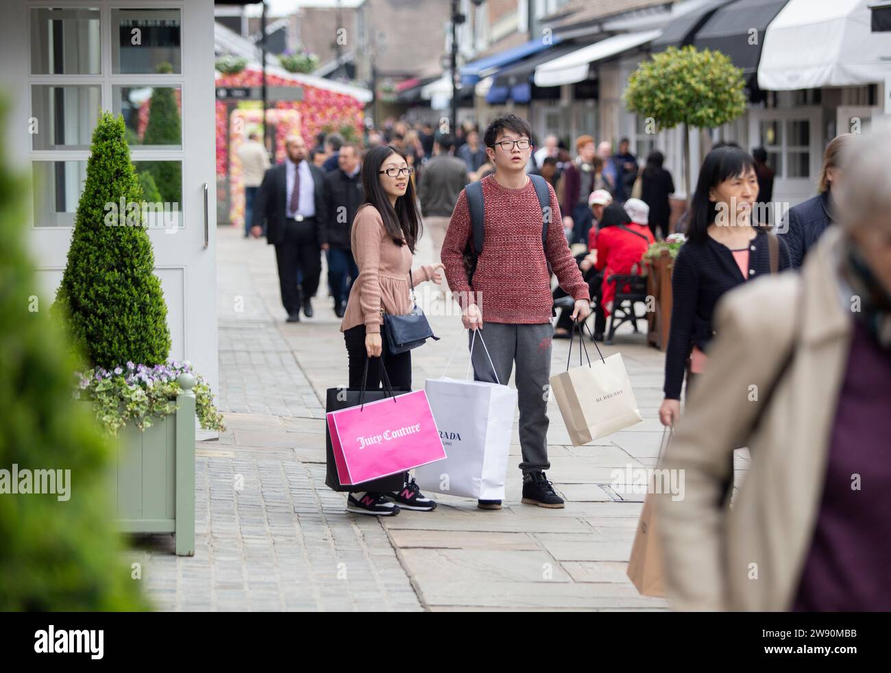 Visitatori cinesi al Bicester Village, outlet nell'Oxfordshire. Foto Stock