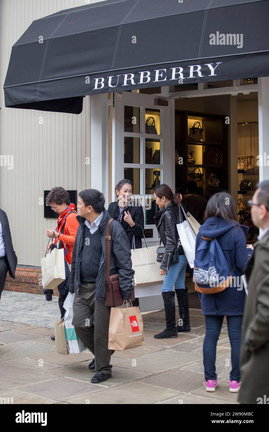 Visitatori cinesi al Bicester Village, outlet nell'Oxfordshire. Foto Stock