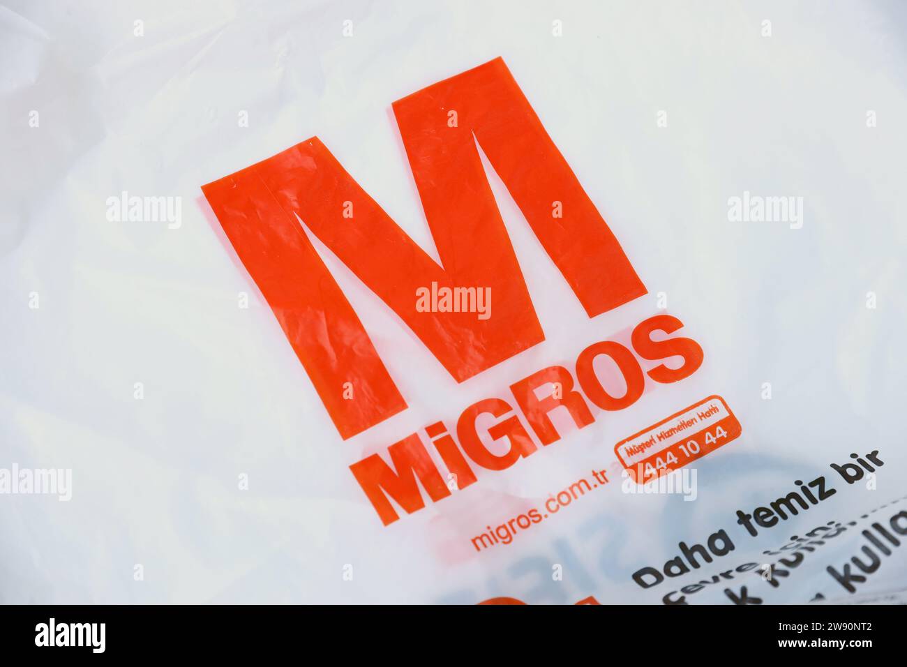 ANTALYA, TURCHIA - 18 MAGGIO 2021 Logo arancione del supermercato Migros sulla borsa del mercato del marchio Foto Stock