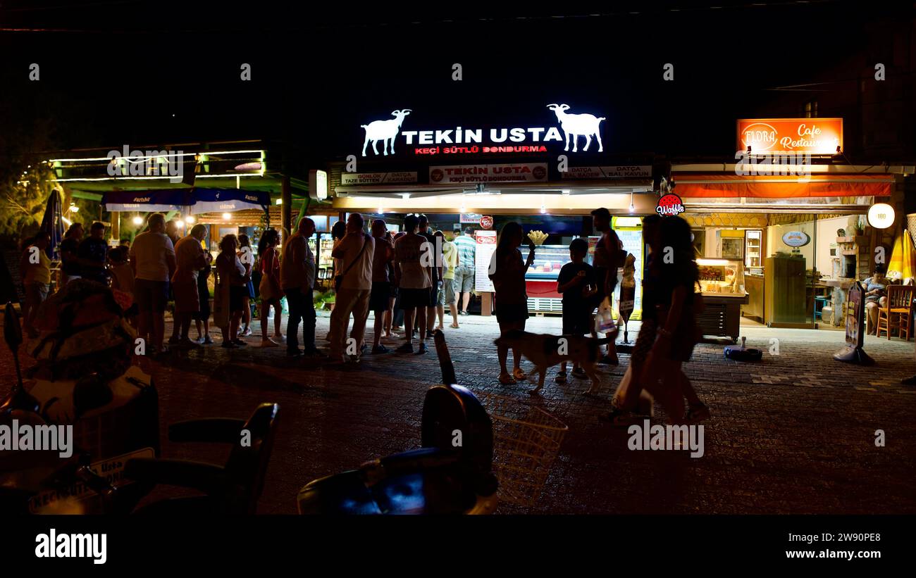 Mugla, Palamutbuku, TURCHIA - 07 23, 2023: Il famoso gelato Kahramanmaraş, a base di latte salato e caprino, attira grande attenzione, soprattutto in h Foto Stock