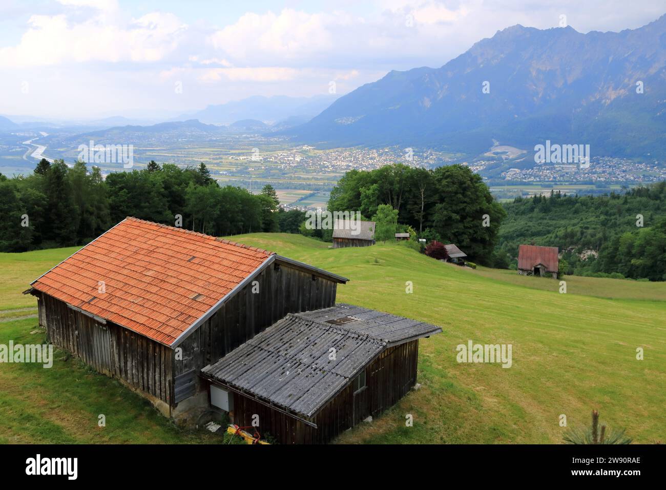 Una vista panoramica dalla Svizzera al Liechtenstein, Vaduz City e il fiume Reno Foto Stock