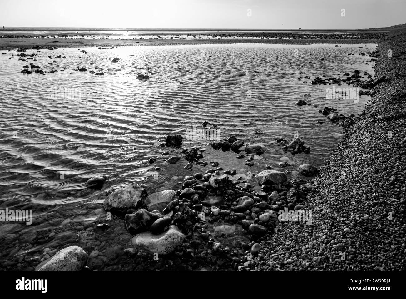 Vista in bianco e nero della spiaggia di Worthing, West Sussex, Regno Unito Foto Stock