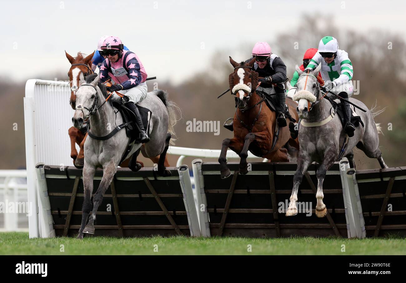 Top Cloud guidata da Liam Harrison (a destra) continua a vincere l'ippodromo di Ascot supporta il concorso di fotografia scolastica ostacoli handicap per principianti il secondo giorno dell'Howden Christmas Racing Weekend all'ippodromo di Ascot. Data immagine: Sabato 23 dicembre 2023. Foto Stock