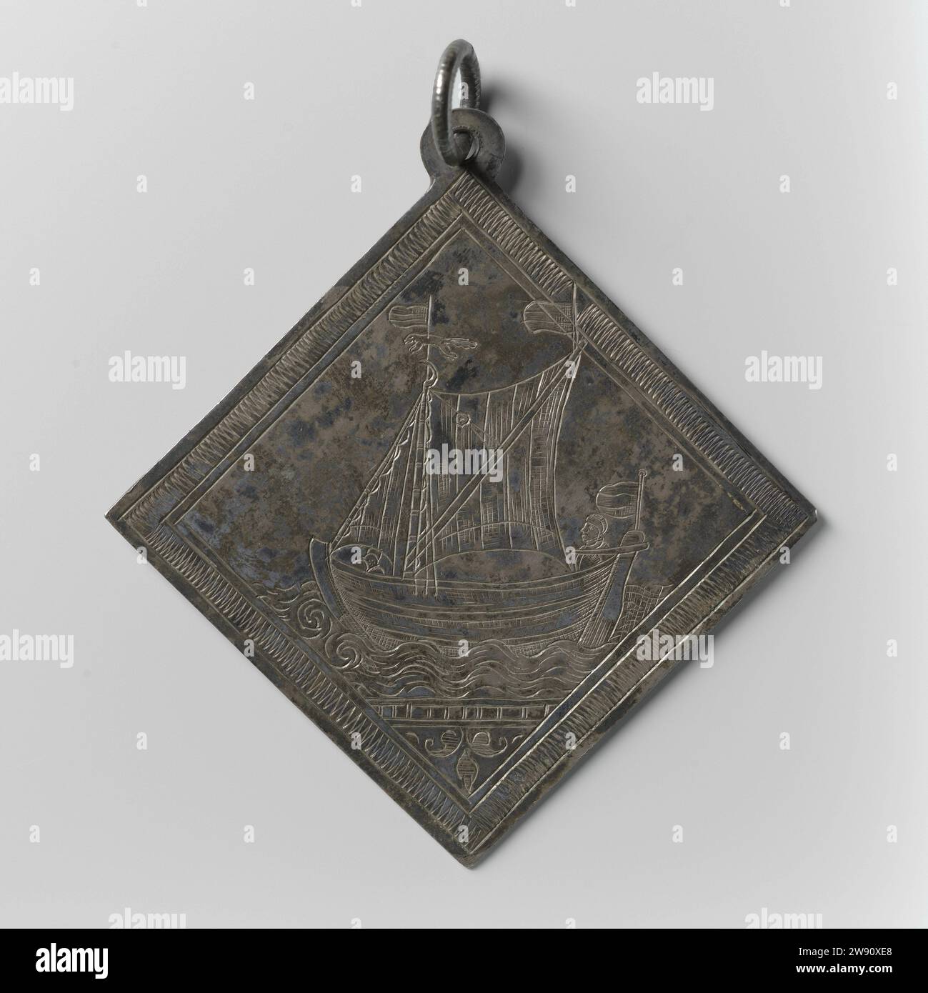 Schippersgilde, Gildepenning di Pieter Hermanse, Anonimo, c. 1600 - c. 1700 Medaglia d'argento a forma di diamante per il trasporto e il trasporto dell'anello. Fronte: Nave a vela a sinistra; sul retro della patch: Uomo seduto e bandiera; albero sinistro colpito da un animale con coda ondulata all'interno del bordo ombreggiato. Lato strada: Iscrizione tra motivi decorativi all'interno del bordo ombreggiato incisione Zeeland (forse) argento (metallo) Foto Stock Schippersgilde, Gildepenning di Pieter Hermanse, Anonimo, c. 1600 - c. 1700 Medaglia d'argento a forma di diamante per il trasporto e il trasporto dell'anello. Fronte: Nave a vela a sinistra; sul retro della patch: Uomo seduto e bandiera; albero sinistro colpito da un animale con coda ondulata all'interno del bordo ombreggiato. Lato strada: Iscrizione tra motivi decorativi all'interno del bordo ombreggiato incisione Zeeland (forse) argento (metallo) Foto Stock
