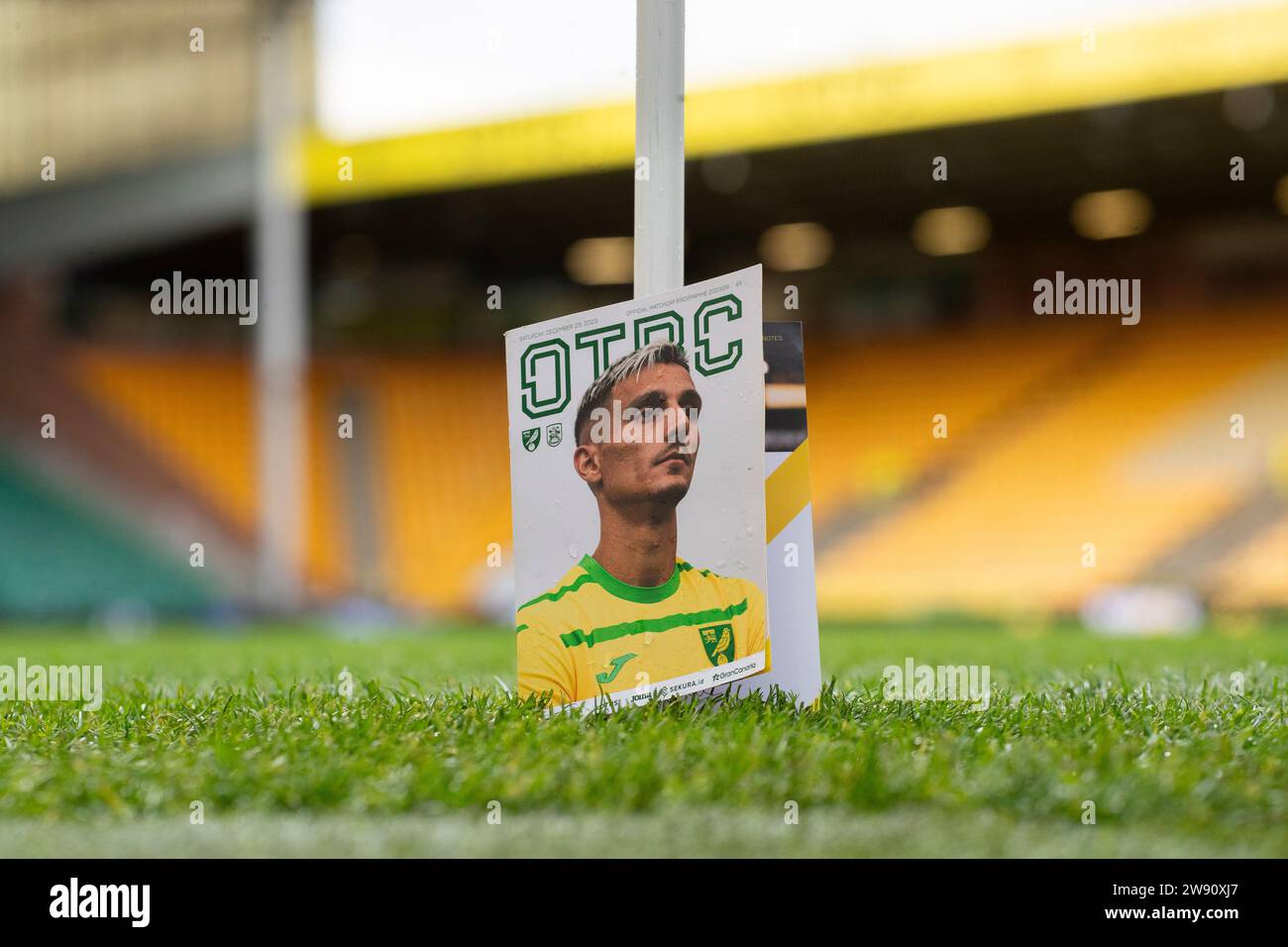 Programma del giorno della partita prima della partita del campionato Sky Bet tra Norwich City e Huddersfield Town a Carrow Road, Norwich, sabato 23 dicembre 2023. (Foto: David Watts | mi News) crediti: MI News & Sport /Alamy Live News Foto Stock