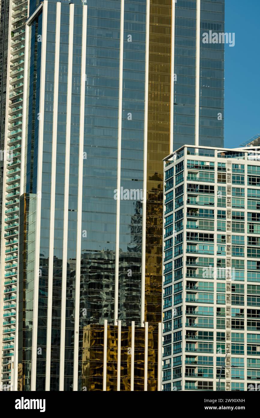 Dettaglio architettonico futuristico, grattacielo in vetro nella città di Panama - foto ufficiale Foto Stock