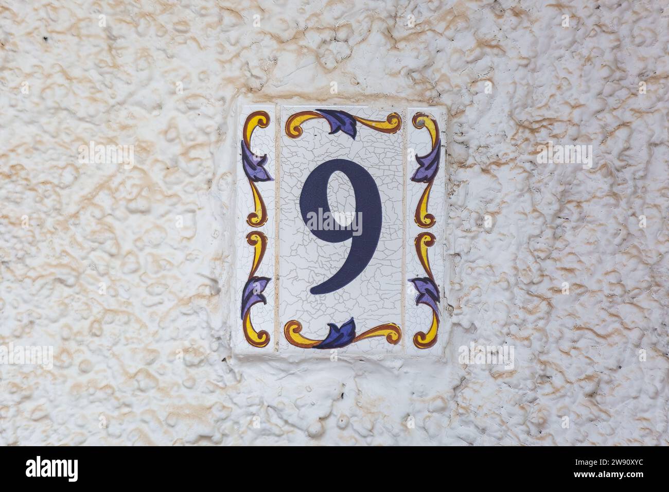 Old Weathered House numero 9, Tile on Wall Foto Stock