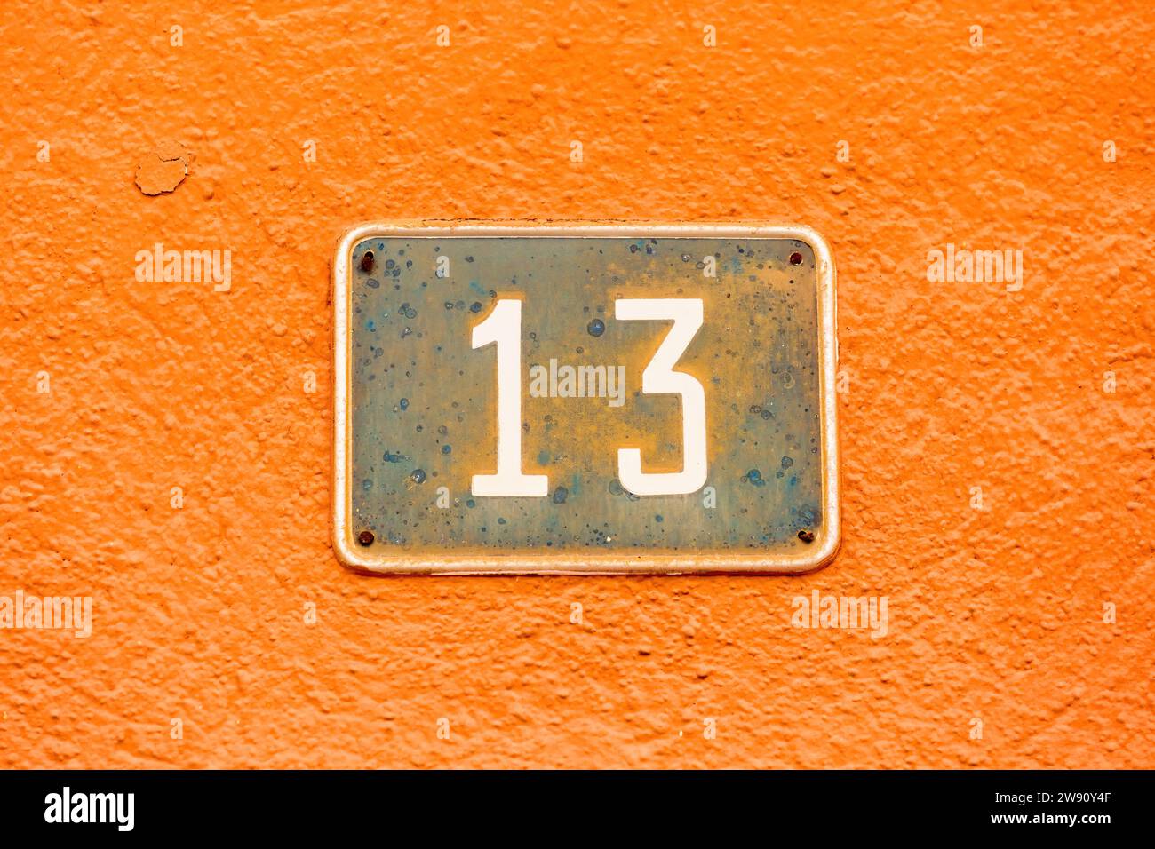 Old Weathered House numero 13, Tile on Wall Foto Stock