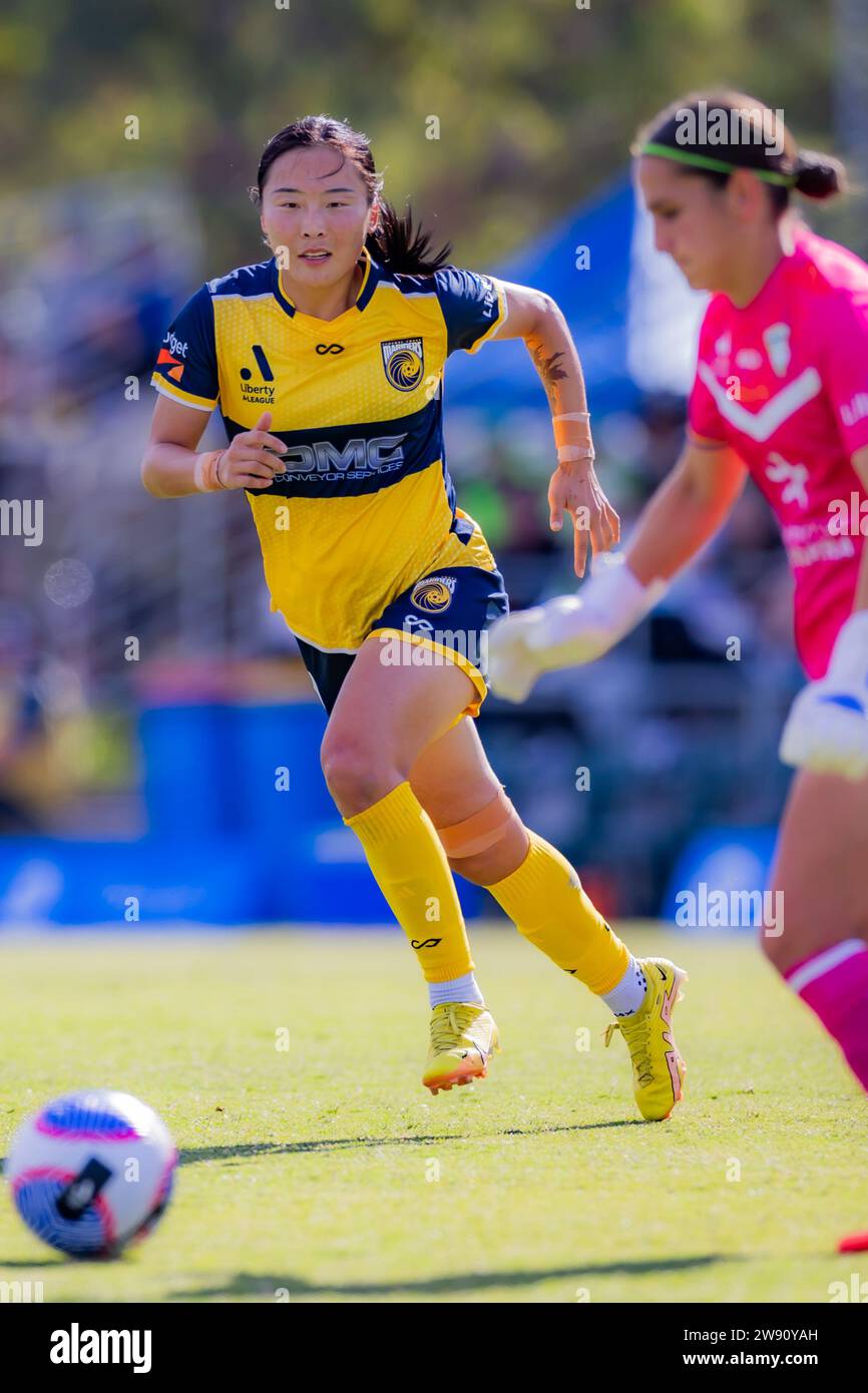 Canberra, Australia. 23 dicembre 2023. La calciatrice cinese Wurigumula dei Central Coast Mariners gareggia durante la partita del nono turno femminile Della A-League 2023-2024 tra Canberra United e Central Coast Mariners a Canberra, Australia, 23 dicembre 2023. Crediti: Chu Chen/Xinhua/Alamy Live News Foto Stock