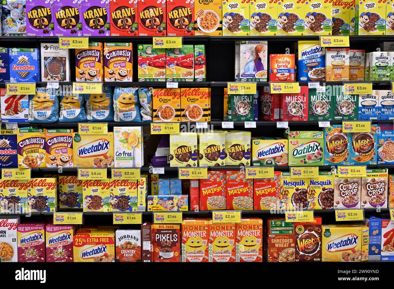 Varietà di scatole di cereali sugli scaffali dei supermercati Foto Stock