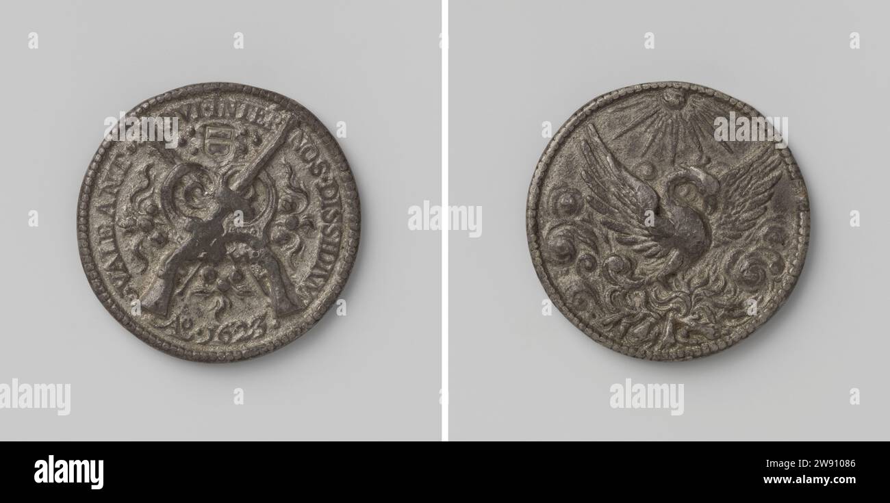 Hof van de Noble Busse a Veere, Johannes Looff, 1623 Pewter Medal. Fronte: Due autobus a gancio incrociati, tenuti insieme da fuochi borgognoni; su entrambi i lati e in basso: Gruppi di tre proiettili, da cui sparano le fiamme; in alto: Stemma all'interno della copertura e bordo perlato. Lato strada: Phoenix sorge con le ali sparse dal nido in fiamme che è stato incendiato in spigolo di perle dai raggi del sole fusione / incisione di stagno di Middelburg (metallo) Veere Foto Stock