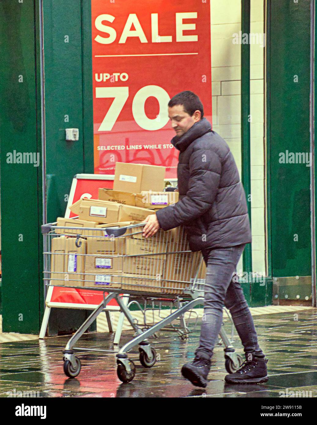 Glasgow, Scozia, Regno Unito. 23 dicembre 2023. Shopping natalizio nella capitale dello shopping scozzese, buchanan Street, The Style Mile o Z. Credit Gerard Ferry/Alamy Live News Foto Stock